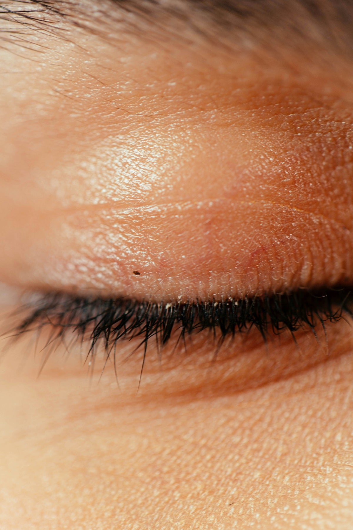 Does Castor Oil Grow Eyelashes? The Honest Answer